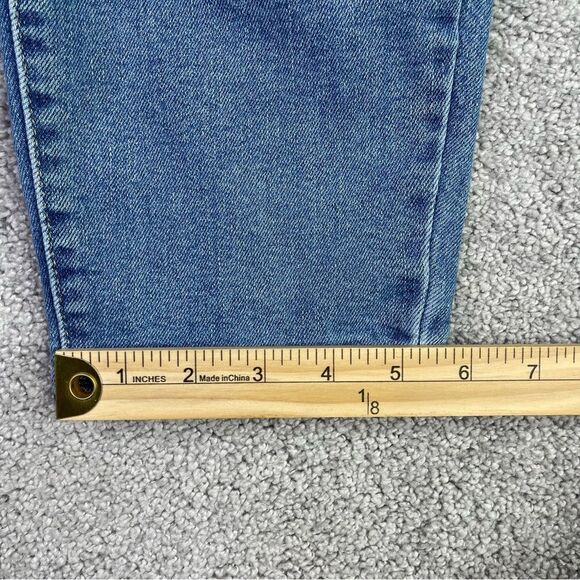 SilverTab Levi’s Mom Jeans Women’s 31 Blue Tapered Cropped High Rise Torn - Picture 11 of 12